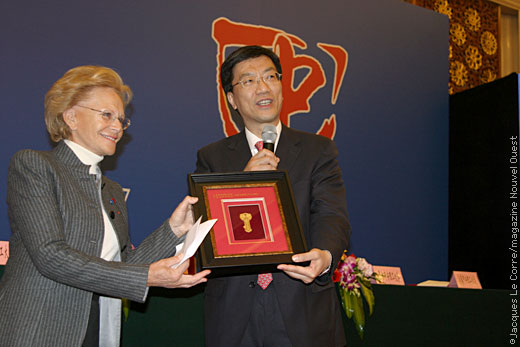 Le président Huai Jinpeng remettant symboliquement les clés de l’Université Beihang au docteur Nicole Bru, en même tant que le titre de professeur honoraire de l’université